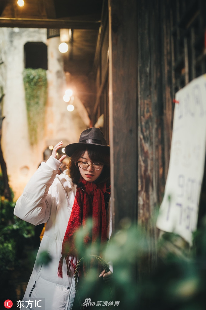 傅园慧录制综艺节目黑白红搭配