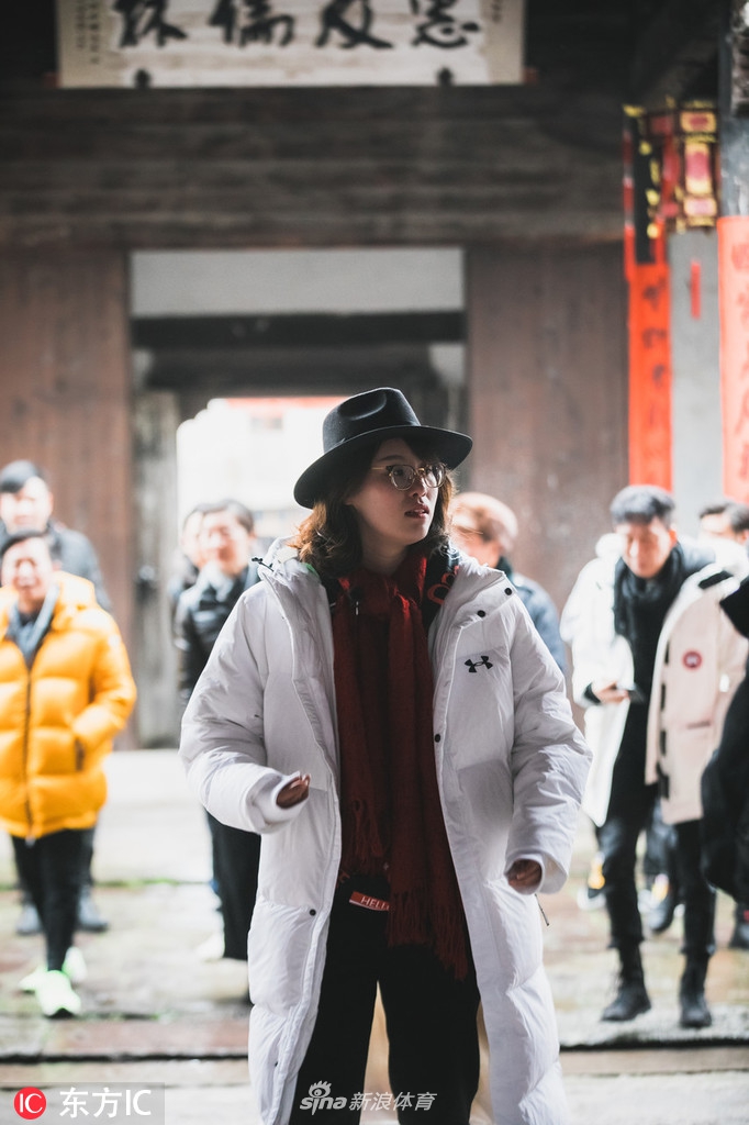 傅园慧录制综艺节目黑白红搭配