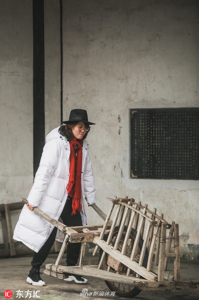 傅园慧录制综艺节目黑白红搭配