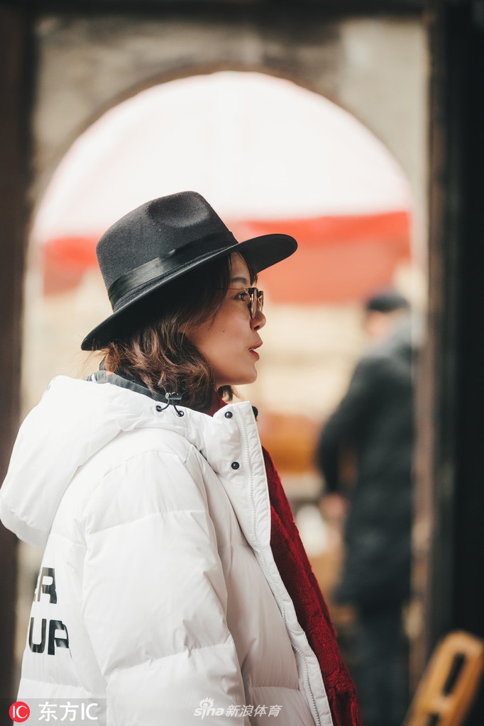 傅园慧录制综艺节目黑白红搭配