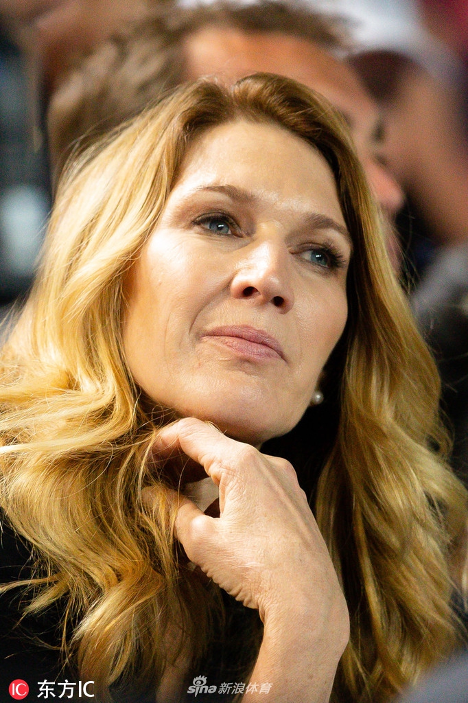 阿加西格拉芙夫妇观战澳网