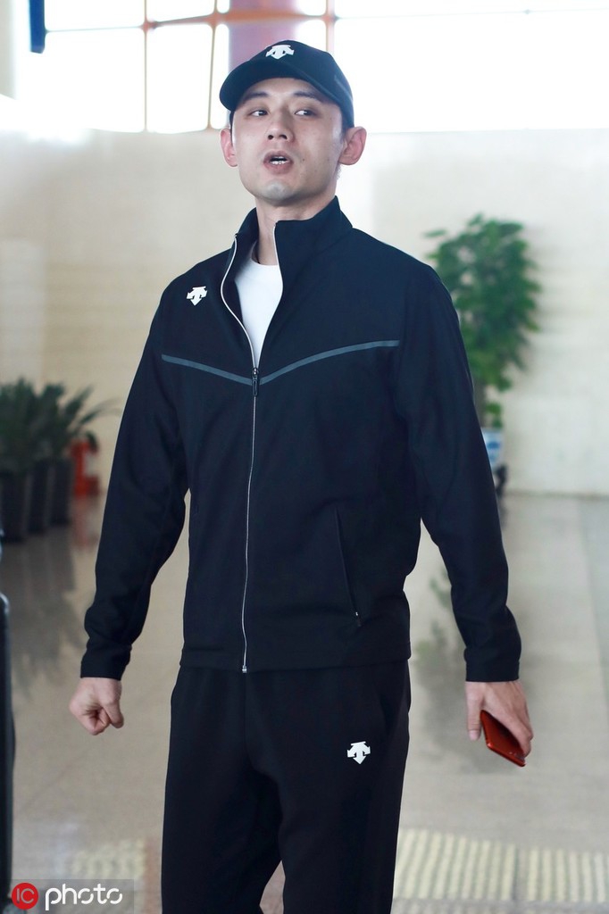 张继科现身机场造型简约帅气_高清图集_新浪网