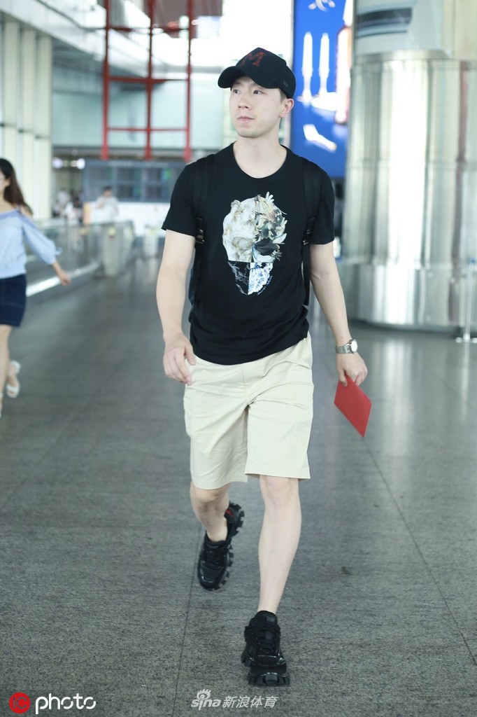 马龙现身机场手拿粉丝赠予礼物