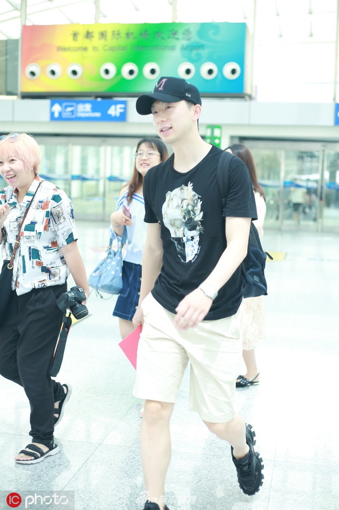 马龙现身机场手拿粉丝赠予礼物