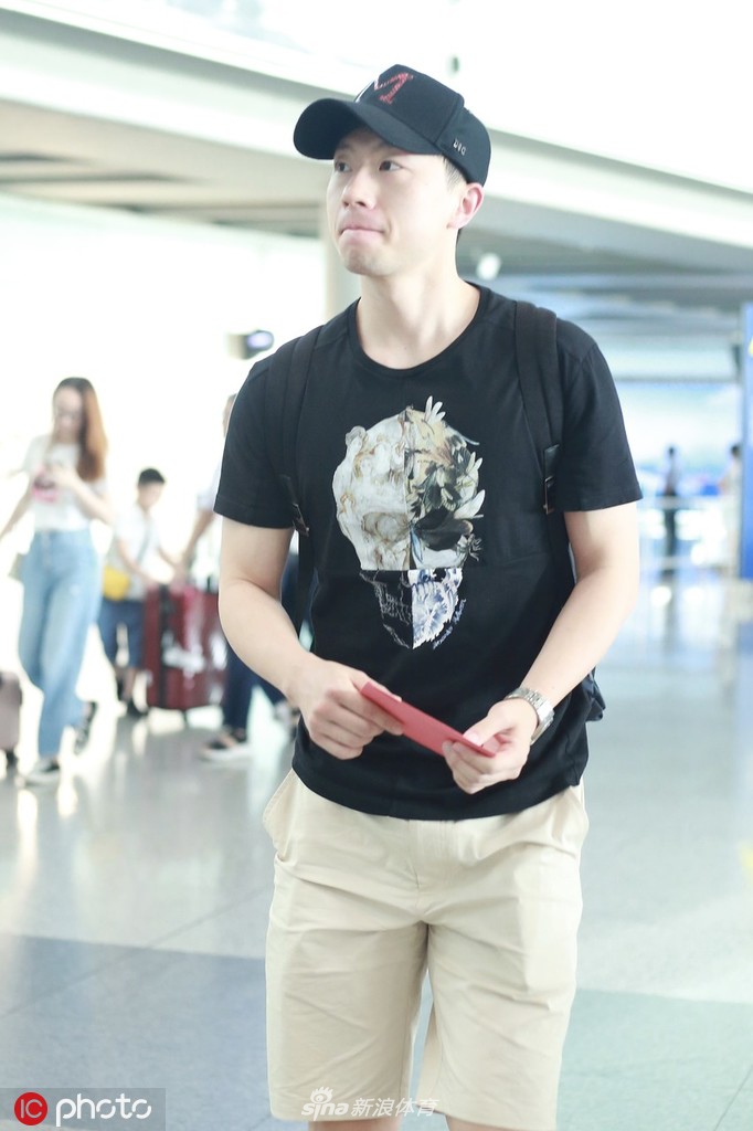 马龙现身机场手拿粉丝赠予礼物