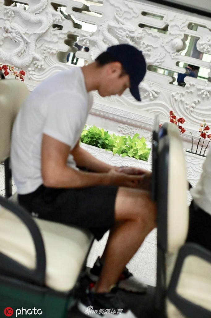 宁泽涛“患抑郁症”风波后现身机场