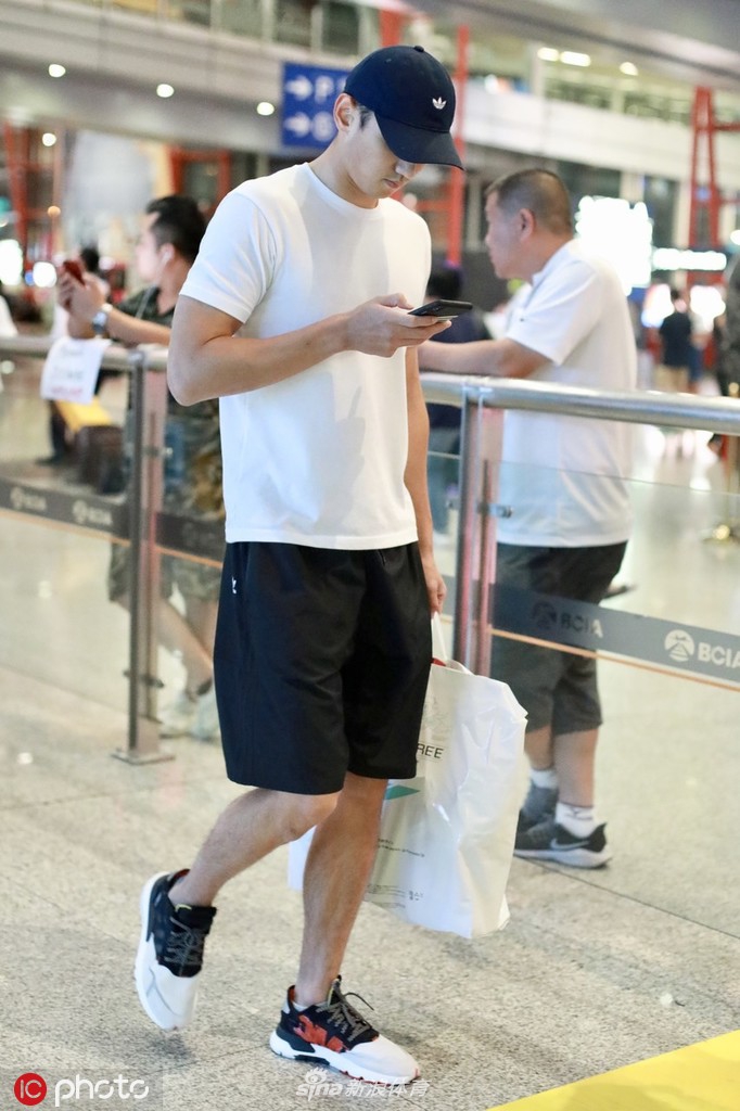 宁泽涛“患抑郁症”风波后现身机场