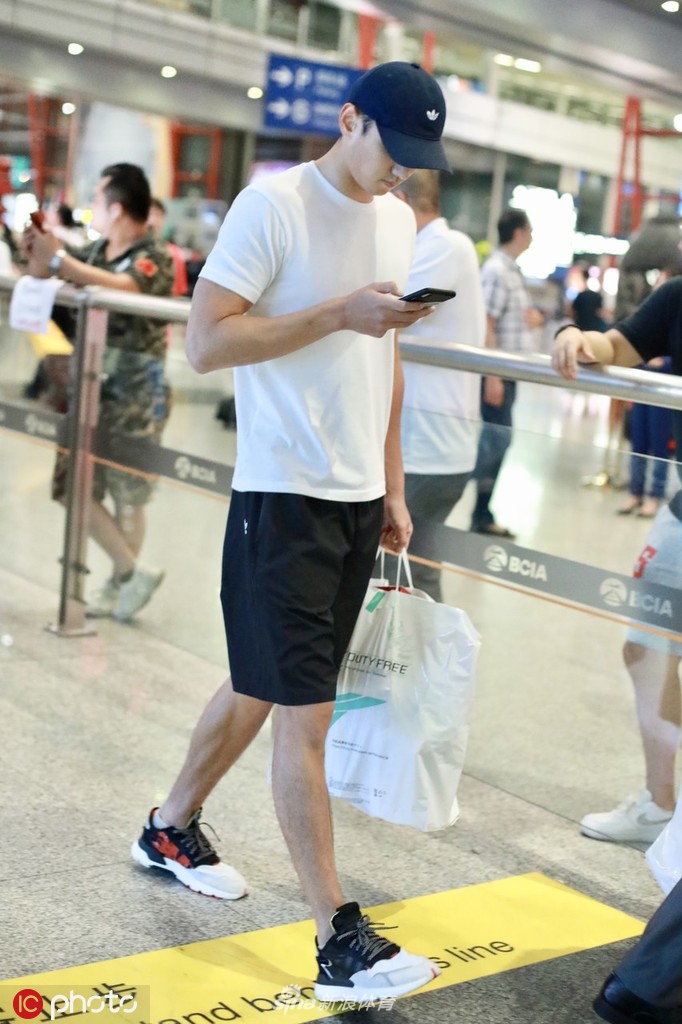 宁泽涛“患抑郁症”风波后现身机场