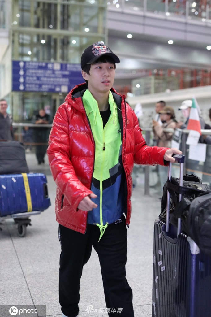 国乒回国樊振东许昕等现身机场