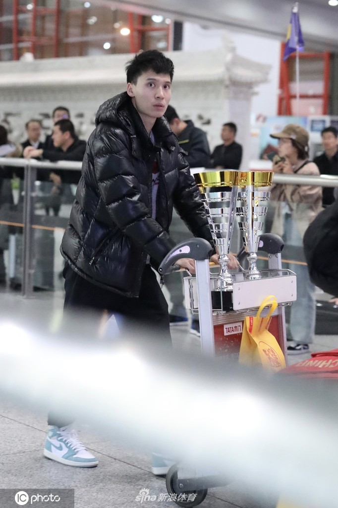 国乒回国樊振东许昕等现身机场