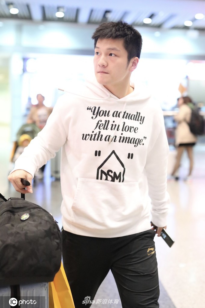 国乒回国樊振东许昕等现身机场