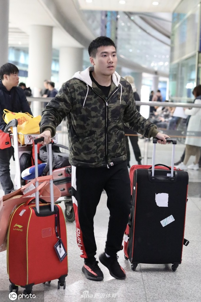 国乒回国樊振东许昕等现身机场