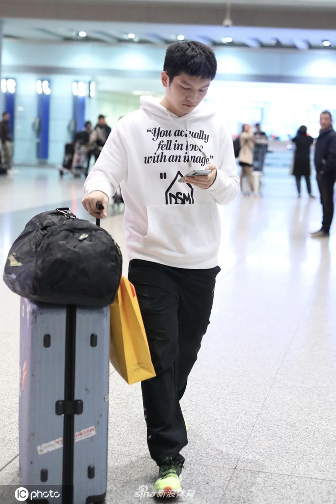 国乒回国樊振东许昕等现身机场