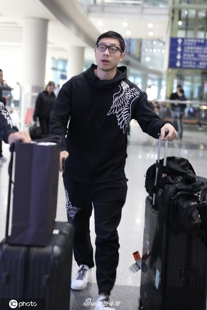 国乒回国樊振东许昕等现身机场