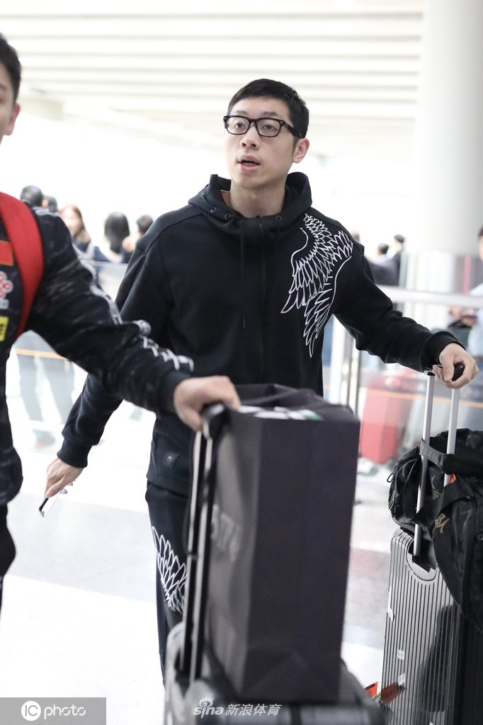 国乒回国樊振东许昕等现身机场