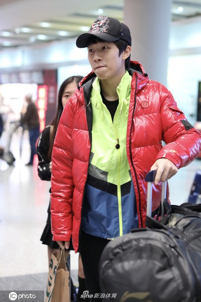 国乒回国樊振东许昕等现身机场