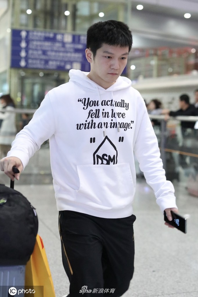 国乒回国樊振东许昕等现身机场