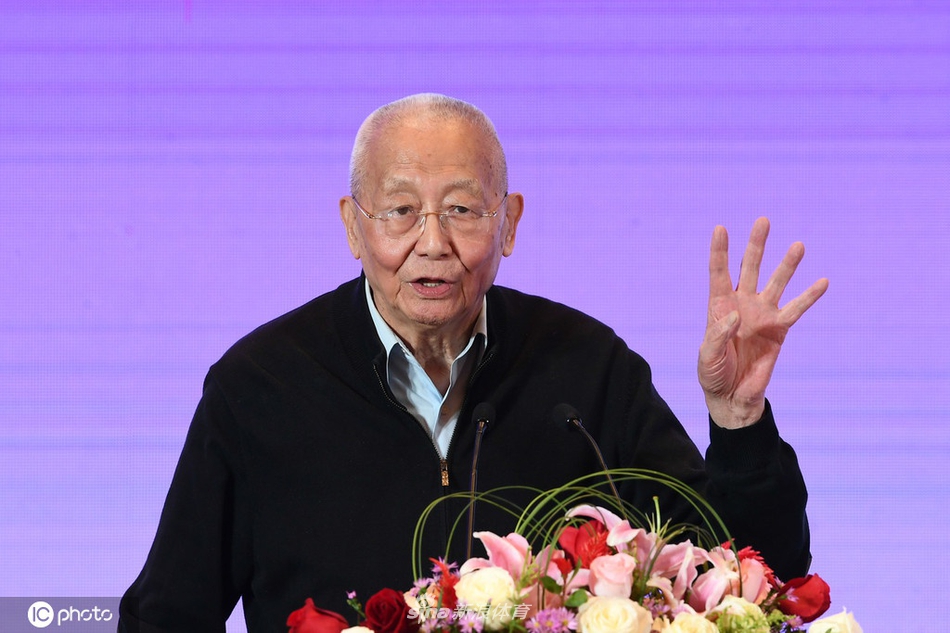 陈忠和携女排弟子出席论坛