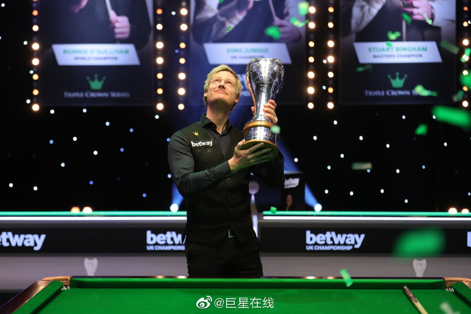 英锦赛罗伯逊三冠热吻爱妻