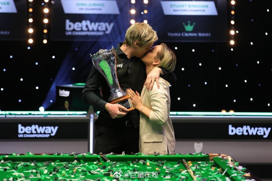 英锦赛罗伯逊三冠热吻爱妻