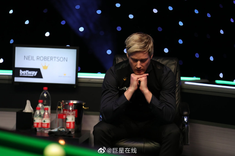 英锦赛罗伯逊三冠热吻爱妻