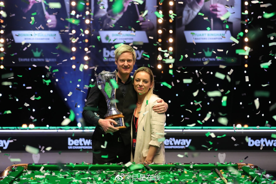 英锦赛罗伯逊三冠热吻爱妻