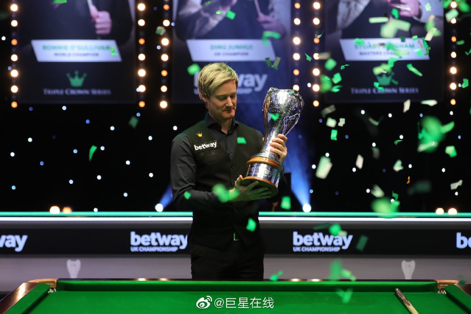 英锦赛罗伯逊三冠热吻爱妻