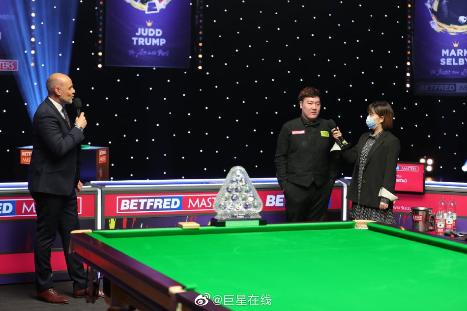 颜丙涛和女友一起庆祝夺冠