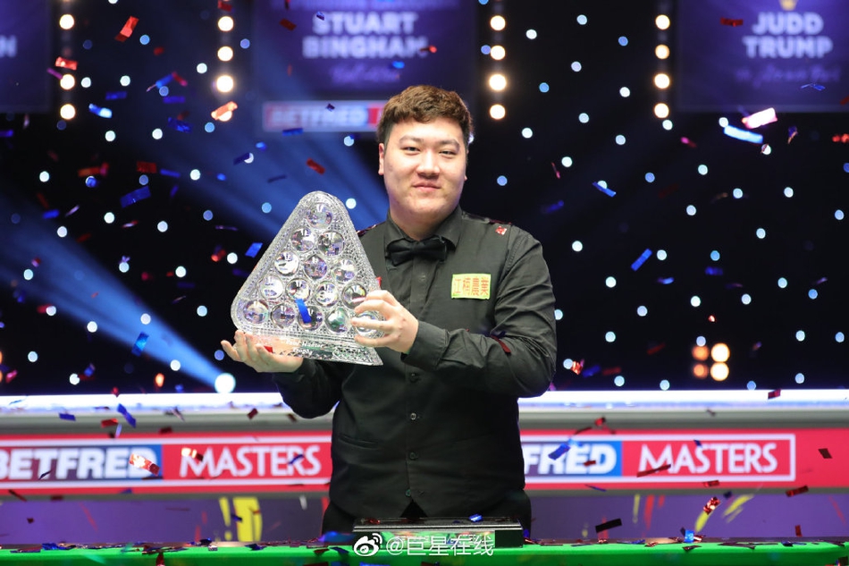 颜丙涛和女友一起庆祝夺冠