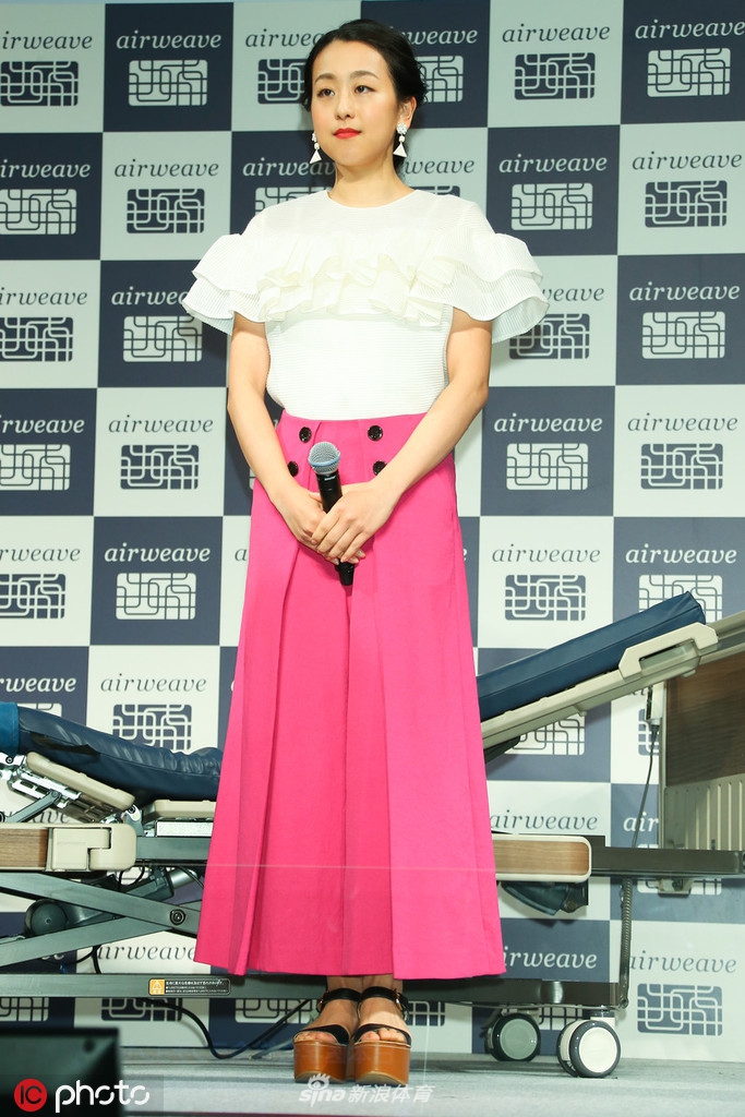 浅田真央携爱犬出席活动