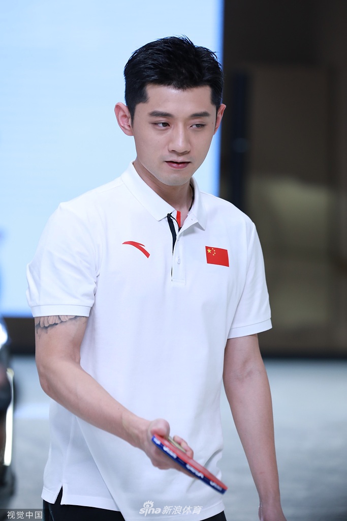 张继科出席活动现场挥拍