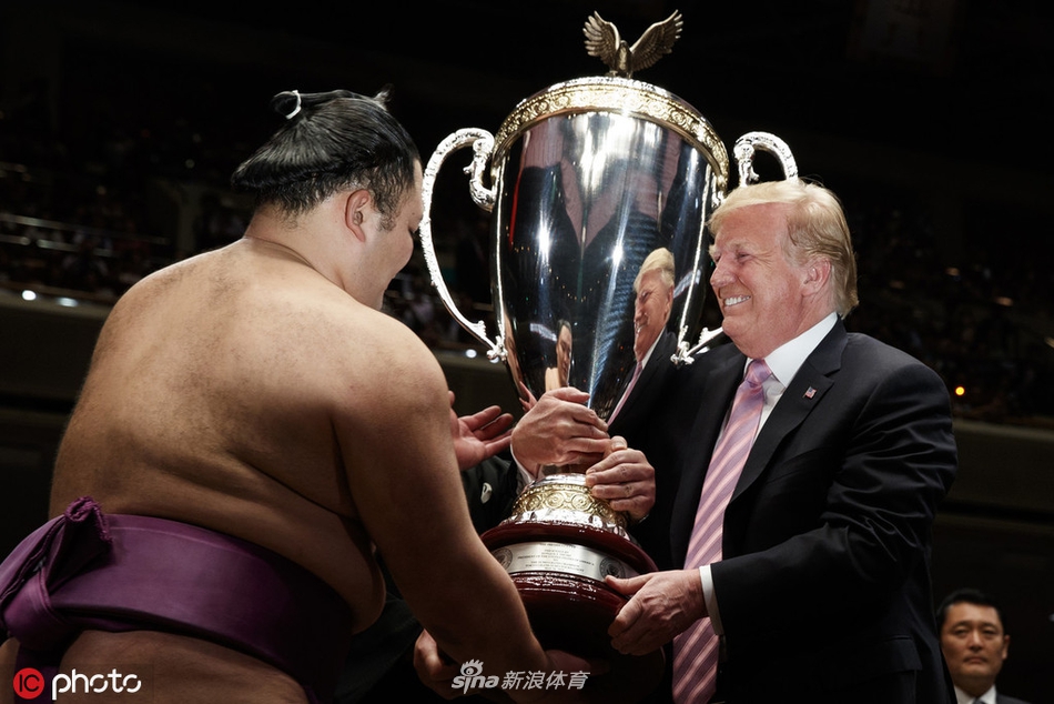 特朗普观看相扑颁30公斤重奖杯