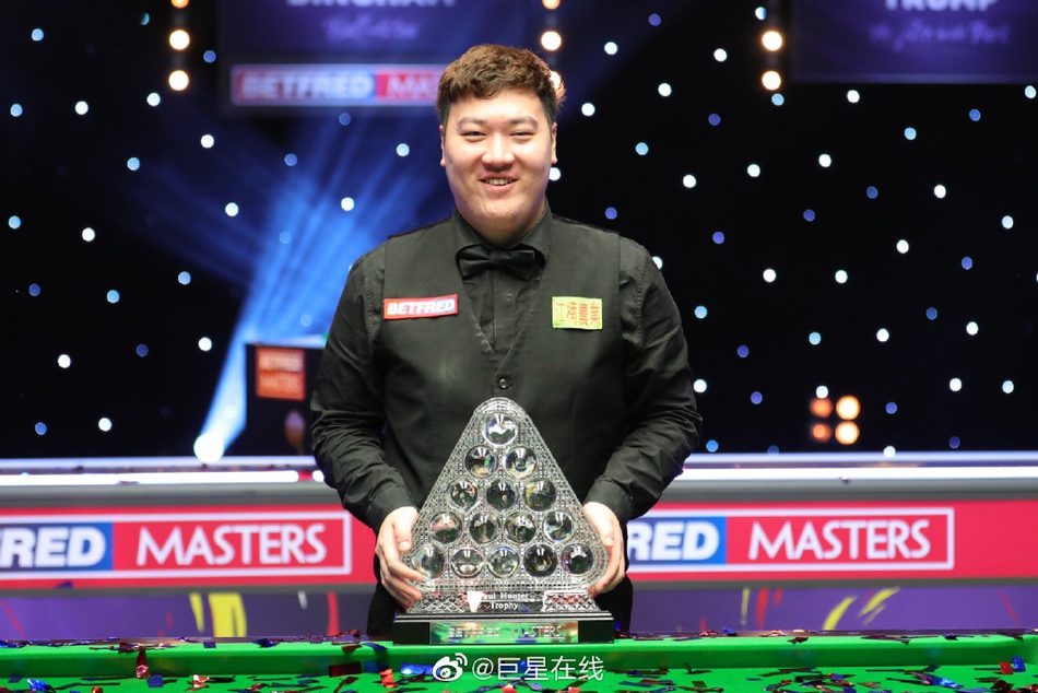 颜丙涛和女友一起庆祝夺冠