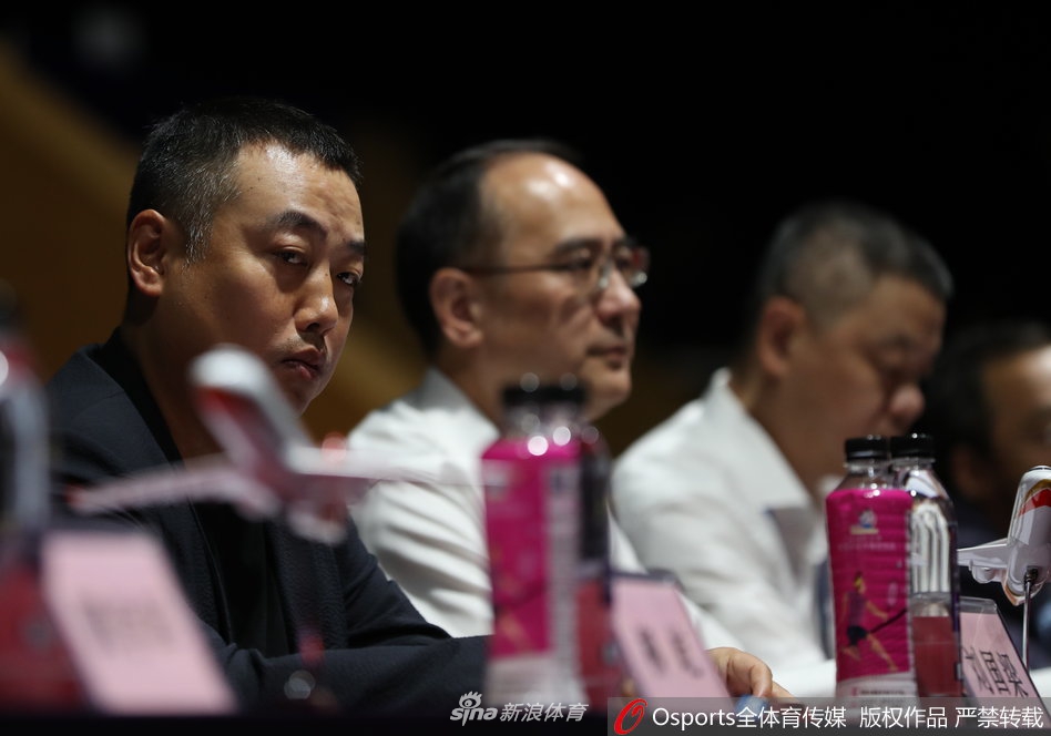 刘国梁出席女乒世界杯开幕式