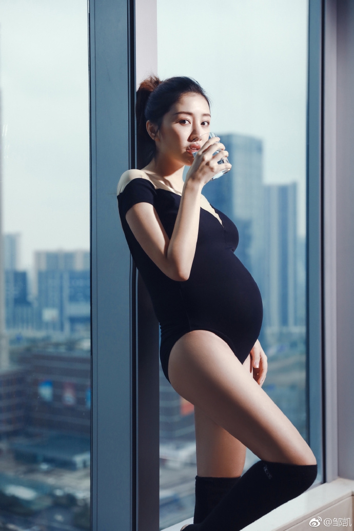 邹凯首晒妻子孕照征集宝宝名字