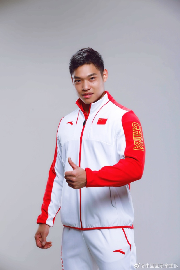 中国举重队世锦赛定妆照