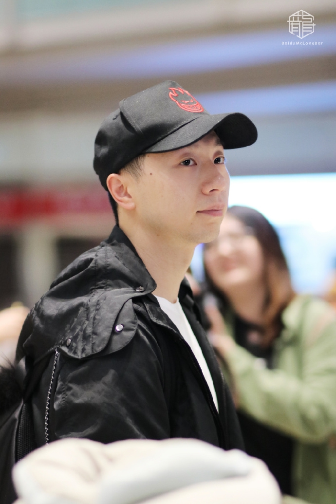 马龙一身休闲装现身机场