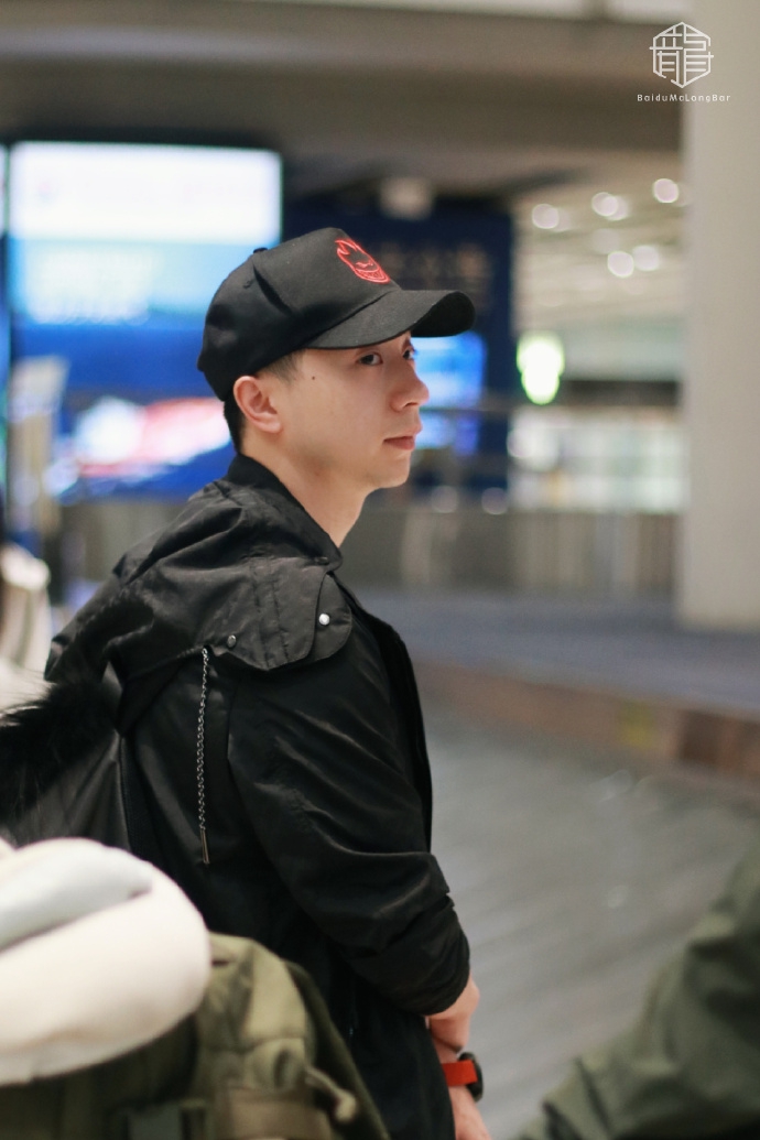 马龙一身休闲装现身机场