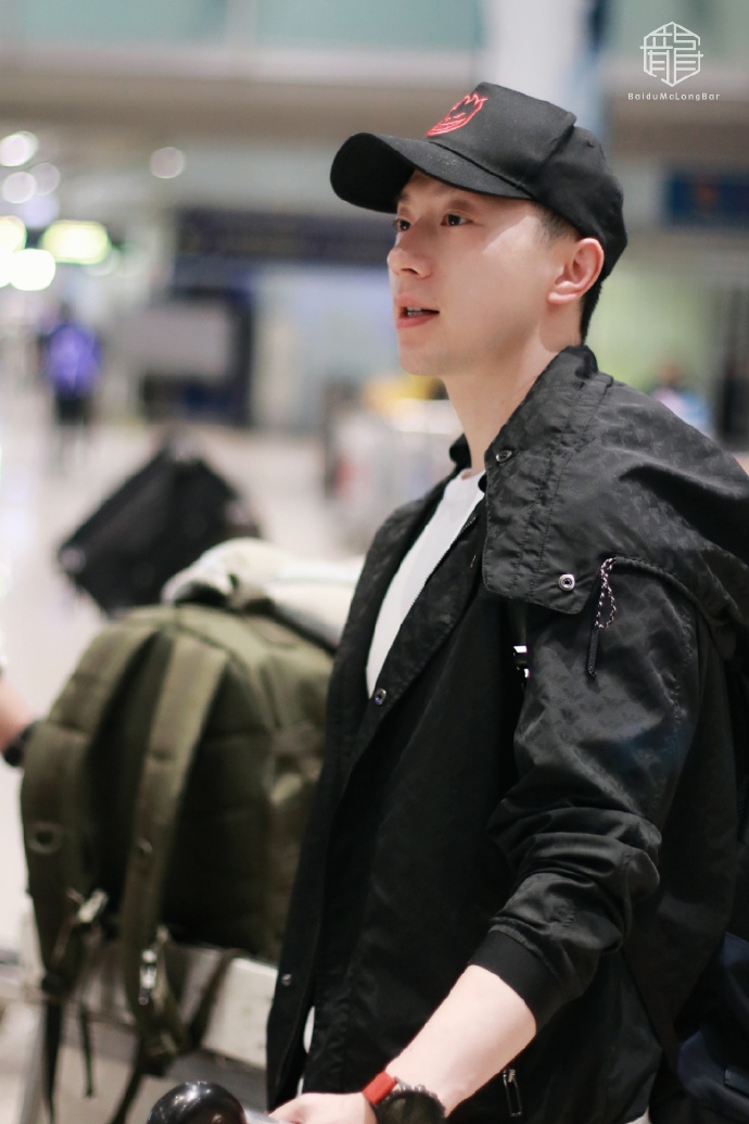 马龙一身休闲装现身机场