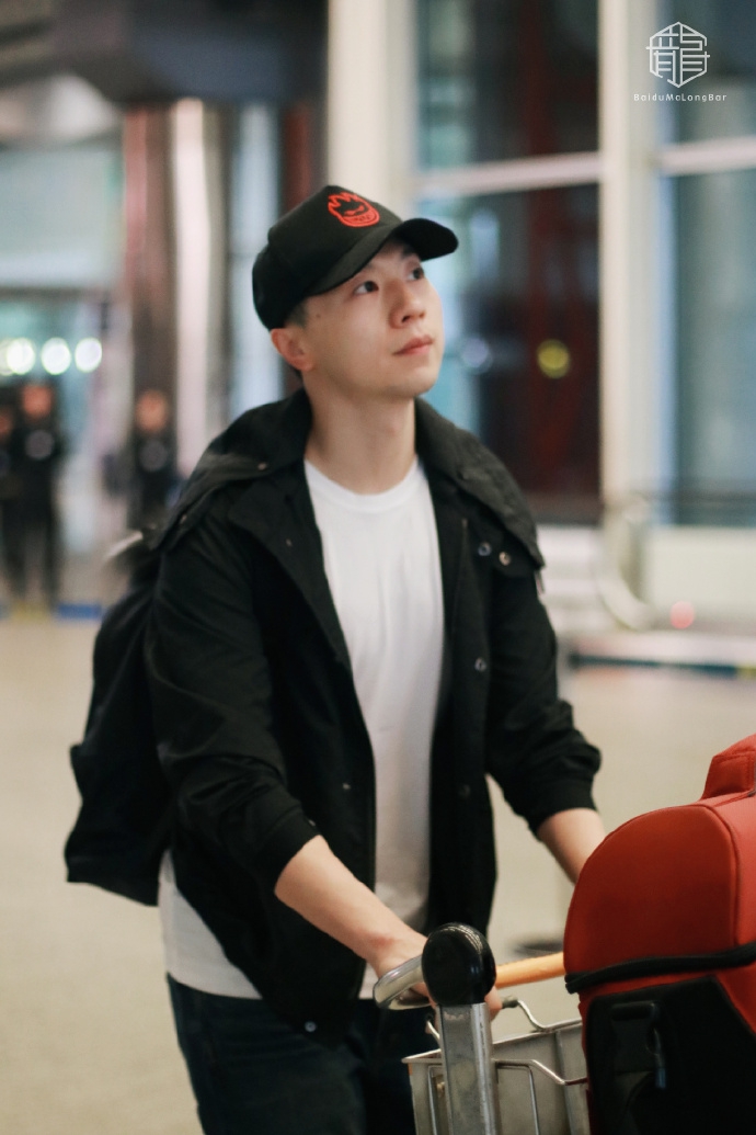 马龙一身休闲装现身机场