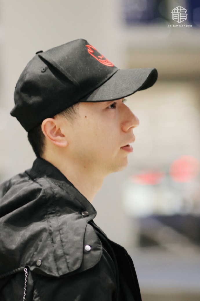 马龙一身休闲装现身机场