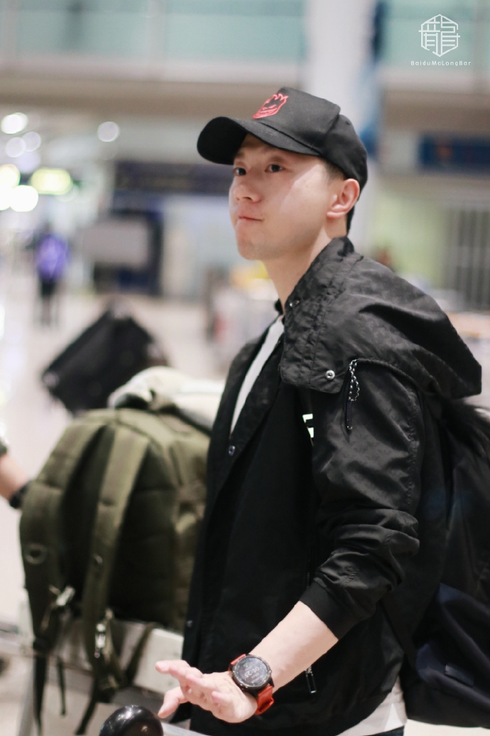 马龙一身休闲装现身机场