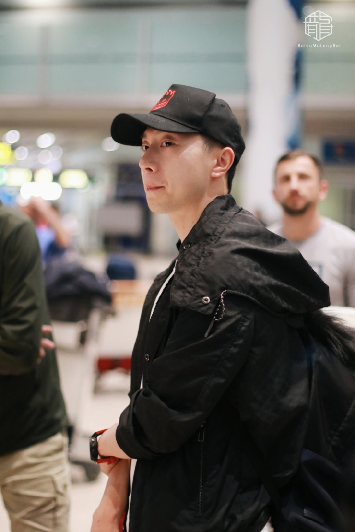 马龙一身休闲装现身机场
