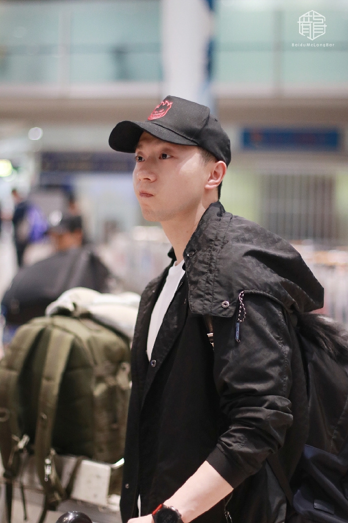 马龙一身休闲装现身机场