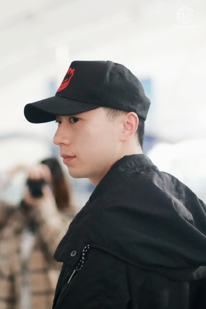 马龙一身休闲装现身机场