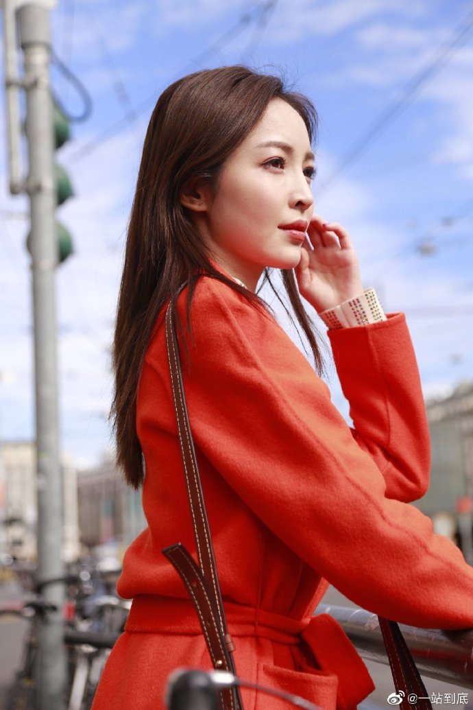 台球美女裁判穿紧身黑裙拍写真