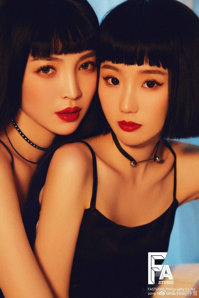 台球美女裁判穿紧身黑裙拍写真