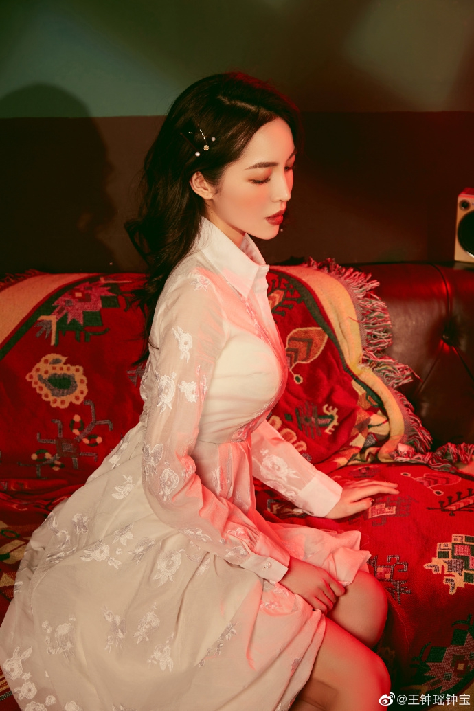 台球美女裁判旗袍秀