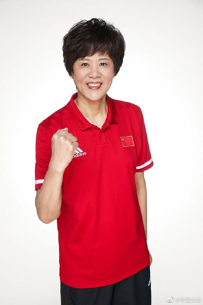 郎平拍摄女排定妆照