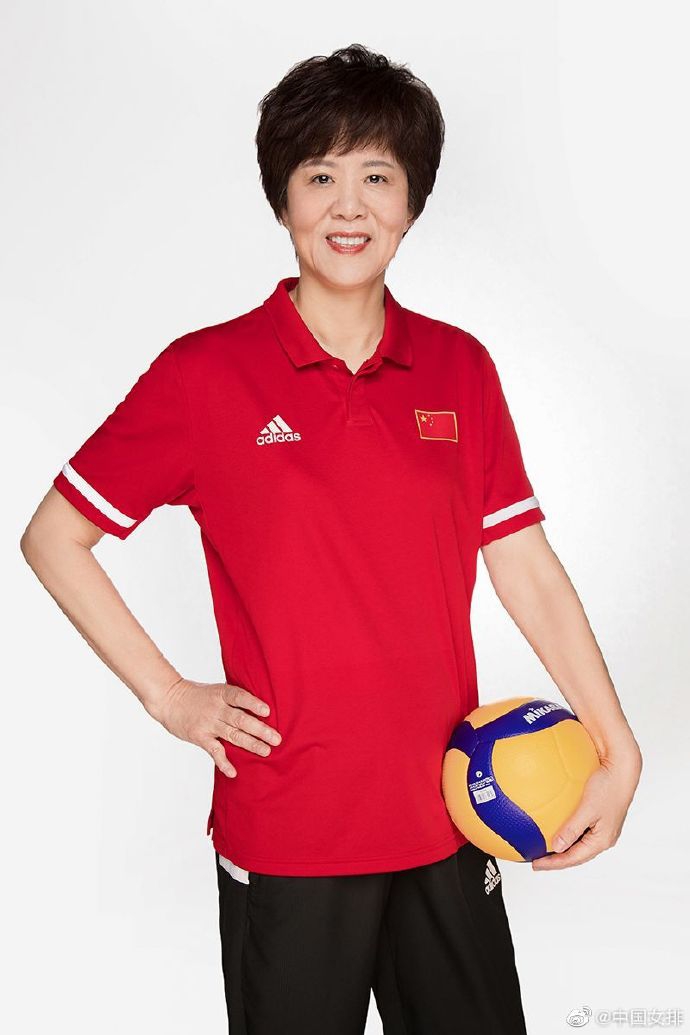 郎平拍摄女排定妆照